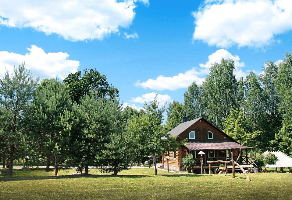 Rąstinis namas su veranda